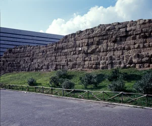 Roma antiga, período arcaico: vista das ruínas da muralha sérvia (mura servan), primeiro recinto da cidade de Roma, construiu a irmã Rei Servius Tullius. Século VI a.C. Itália