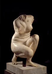 Afrodite agachada. Escultura em mármore do século II d.C. Sol. 0,71 m Paris, Musee du Louvre.