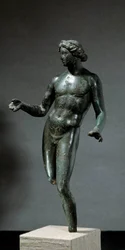 Apollo. Estátua de Bronze de Mansat La Courriere, Creuse. Século I a II d.C. Sol 0,295 m. Paris, Museu do Louvre