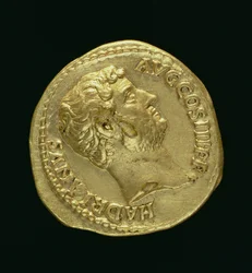 Aureus (anverso) de Adriano (AD 117-AD 138) com a cabeça descoberta. (ouro) Inscrição: HADRIANVS AVGUSTVS (para reverso ver 119153)