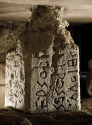 Borne (ou cippe) do Fórum Romano (Foro Romano) encontrado sob o arco de Septime Severe. Inscrição gravada em latim. Século VI a.C. Roma, Forum Romanum - Estela (cippo) com texto gravado em latim de uma lei sagrada, do Lápis Níger. Pedra, século VI a.C.