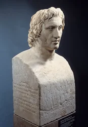 Busto de Alexandre Magno, conhecido como «Hermes Azara», obra romana segundo uma estátua de bronze de Lisipo. Cerca de 330 a.C. Paris, Museu do Louvre