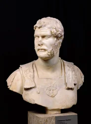 Busto do Imperador Adriano (76-138) encontrado em Creta (mármore)