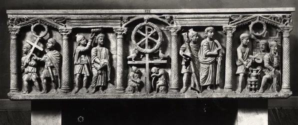 Sarcófago cristão decorado com cenas da Paixão de Cristo, incluindo a Prisão e Cristo perante Pôncio Pilatos, das catacumbas de Santa Domitila