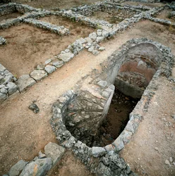 Cisterna da cidade greco-romana de Ampúrias (Empórios), século II a.C. (foto)