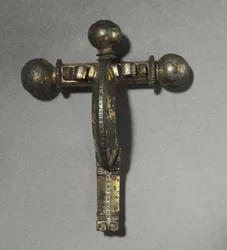 Crossbow Fibula, c.350-400 (bronze, bronze dourado, prata e niello)
