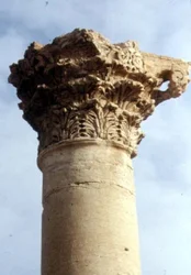 Detalhe de uma coluna e capital coríntia, romana, século II (foto)
