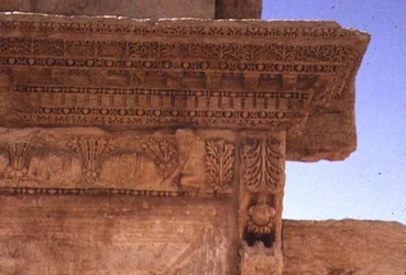 Detalhe de uma entablatura decorada com bustos de retrato, romana, século II (foto)