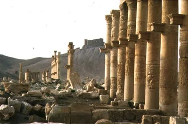 A primeira parte da rua com colunatas que forma o eixo principal da cidade, levando a um templo funerário e Qalaat Ibn Maan, um castelo árabe do século XVII, construído na primeira metade do século II (foto)