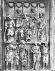 O imperador Marco Aurélio no acto de «liberalitas», relevo aureliano situado no Arco de Constantino, período antonino, c. 176-180