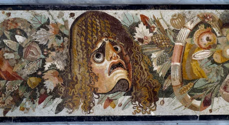 Festão com máscara, folhas e frutos. Pormenor. Mosaico da Casa do Fauno em Pompeia, século II a.C. Dimensões: 280 x 49 cm. Nápoles, Museo Nazionale Archeologico