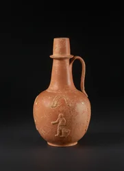 Jarra com decoração aplicada de homem, pássaro, palmas e guirlandas, Norte da África (porcelana africana)