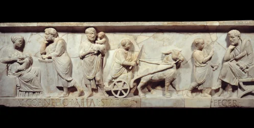 Fragmento do sarcófago de Marco Cornélio Estácio, cerca de 150 d.C. - Roma Antiga: face de um sarcófago romano. Cena da vida de uma criança, do nascimento à aprendizagem. Paris, Musée du Louvre