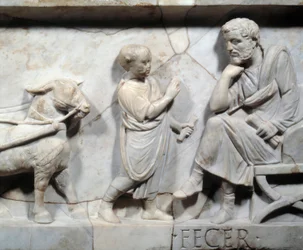 Fragmento do sarcófago de Marcus Cornelius Statius Por volta de 150 DC - Detalhe de um sarcófago romano: cena da vida de uma criança representando o pupilo e seu mestre. Império Romano. Paris, Musee Du Louvre
