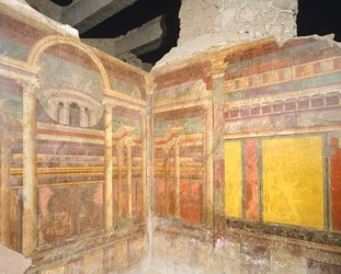 Frescos no segundo estilo pompeiano representando arquitectura fingida, de uma sala da Villa dos Mistérios, Pompeia, Campânia, civilização romana
