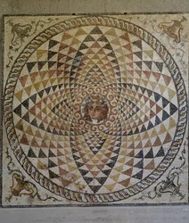 Mosaico geométrico com Dionísio ao centro descoberto numa villa romana em Corinto, Grécia, Civilização Romana, segunda metade do século II-início do século III d.C. (mosaico)