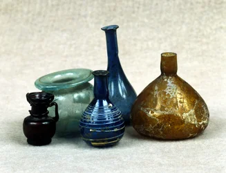 Frascos e frascos de vidro contendo perfumes, bálsamos e unguentos. Período romano. Século I d.C. JC.