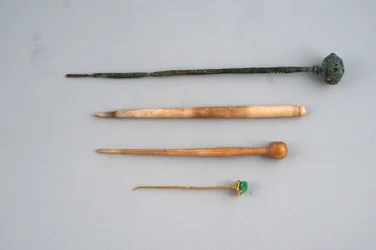 Grampos de cabelo (bronze, osso, ouro e esmeralda)
