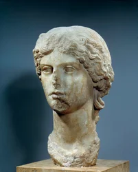 Chefe de Agrippine o mais velho, esposa de Germanicus, neta de Augustus, filha de Agrippa e Julie e mãe de Caligula. Escultura em mármore. Sol 0,44 m. Realizado por volta de 37-41 d.C. Paris, Museu do Louvre