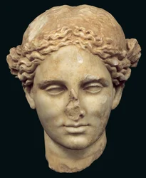 Cabeça de Apolo Sauroktonos (o matador de lagartos), cópia de um bronze grego do século IV de Praxíteles, encontrada em Kifissia