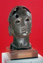 Chefe de Apolo, de Nimes, primeiro e segundo séculos (bronze)