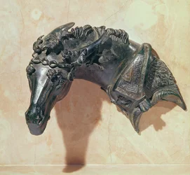 Cabeça de uma mula coroada com hera, ornamento do braço da cama (bronze)