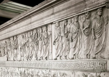 Cortejo Imperial do Imperador Augusto - Baixo relevo de mármore norte da Ara Pacis Augustae, edificado pelo Imperador Romano Augustae entre 13 e 9 AC no Champ de Mars (Campo de Marte) em Roma para comemorar a paz após as guerras do império agai