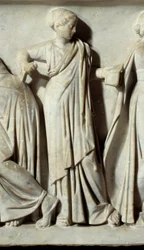 La muse Calliope, detalhe do sarcófago das musas: representação das musas das artes e das letras. Escultura em mármore. 150 D.C. Paris, Museu do Louvre.