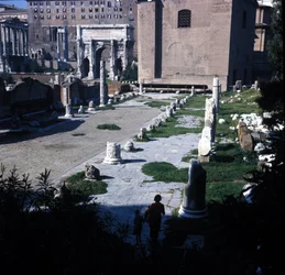 Localização da Basílica Aemilia no Fórum Romano, construída pela primeira vez em 179 a.C. e restaurada muitas vezes graças à família Emilia. Roma