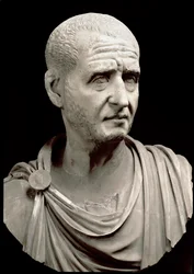 Busto de mármore por Trajan Dece (Trajan Decius) (200-251 DC) - Roma, Musei Capitolini - Busto do Imperador Trajanus Decius (201-251 DC) - Escultura em mármore - Roma, Musei Capitolini