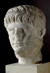 Cabeça de mármore de Nero (Nero Claudius Caesar Augustus Germanicus) (37-68 d.C.). Roma, Museo Nazionale Romano. Busto do imperador Nero (Nero Claudius Caesar Augustus Germanicus) (37-68 d.C.). Escultura em mármore. Museus Capitolinos, Roma, Itália.