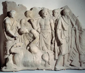 Relevo em mármore do Forum Trajan: cena de haruspice (devin etrusque) consultando as entranhas de um touro com padre e lictores. Dim. 0,6x2 m. cerca de 120 d.C. Paris, Museu do Louvre