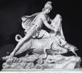 Mithras a matar o touro, a representação do culto mitraico (mármore)