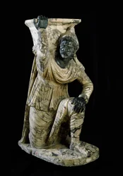 Estátua de um servo persa ajoelhado. Escultura romana em mármore inspirada na escola de Pérgamo. 170-180 d.C. Dimensões: 164 cm. Museu Arqueológico Nacional, Nápoles