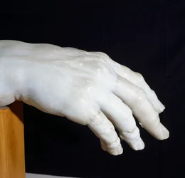 A mão direita de Polifemo, fragmento do Grupo Polifemo, ou Ulisses cegando Polifemo, escultura de mármore de Agesander, Atenodoro e Polidoro, cópia do original do período helenístico, civilização romana