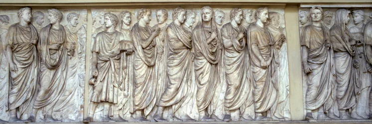 Procissão dos Sacerdotes, parede norte do Ara Pacis (mármore)
