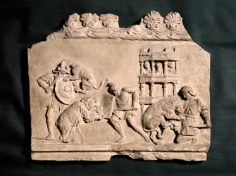 ARTE ROMANA: Baixo-relevo em terracota mostrando três gladiadores lutando contra um ...