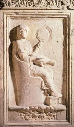 Alívio retratando a senhora romana com espelho