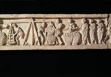 Alívio retratando o empilhamento dos pães em cestas e levando-os para pesagem. do túmulo de Euryaces the Baker, Porta Maggiore, Roma, ca. 50-20 BC50-20