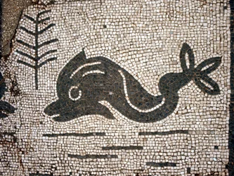 Representação de um golfinho após um mosaico na praça das Corporações de Óstia (Ostia) antica.
