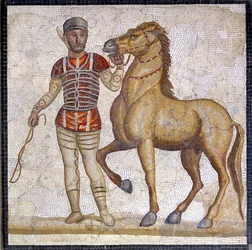 Representação das quatro fações do circo romano: os Vermelhos (factio russata). As fações eram associações que participavam em competições circenses durante o Alto Império (século I d.C.) e eram caracterizadas por uma cor. Mosaico, Roma, Museo Nazionale