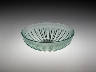 Tigela de vidro com nervuras, AD 100-200 (molde fundido e vidro cortado)