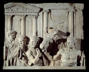 Arte romana antiga: fragmento de um relevo arquitectónico: preparação de um sacrifício. Escultura em mármore, de Roma