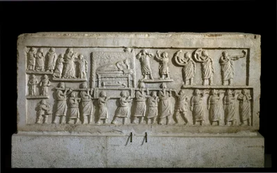 Arte romana (sabinos): baixo-relevo do sarcófago de Amiternum representando um cortejo fúnebre. Século I. L