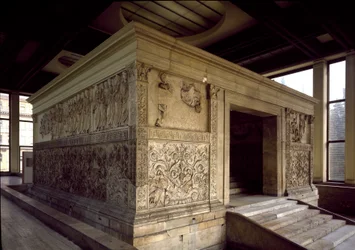 Arte Romana: Ara Pacis Augustae ou altar da Paz Augustae: baixo relevo (lado direito) da Roma Antiga construído pelo Imperador Romano Augustae entre 13 e 9 AC no Champ de Mars (Campo de Marte) em Roma para comemorar a paz após as guerras do império.