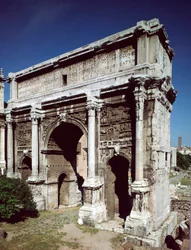 Arte Romana: Arco do Triunfo do Imperador Romano Septimius Severus (Lucius Septimius Severus) (146-211) realizado em 203 d.C., Fórum Romano, Roma