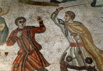 Arte romana: pormenor do mosaico «A Grande Caçada». Um aristocrata romano pune um dos seus escravos com um pau. 315-350 d.C. Piazza Armerina, Villa Romana del Casale