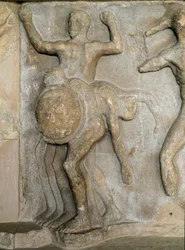 Arte Romana: Hércules e o Gigante tem três cabeças Geryon (um episódio das doze (12) obras de Hércules) Fragmento de franja do teatro de Delfos. Século I d.C. Delfos, museu arqueológico