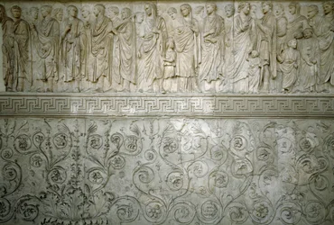 Arte Romana: "Cortejo Imperial do Imperador Augusto" Baixo relevo norte em mármore da Ara Pacis Augustae construído pelo Imperador Romano Augustae entre 13 e 9 AC no Champ de Marte (Campo de Marte) em Roma para comemorar a paz após as guerras de