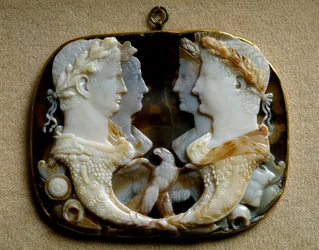 Arte Romana: Onyx camee (Gemma Claudia) decora representações do casal imperial Claude (Tiberius Claudius Drusus) (10 a.C.-54 d.C.) e sua esposa Agrippine the Young (15-59 d.C.) (Agrippina minor) (esquerda) e Caius Julius Caesar dit Germanicus (15 a.C.-19 